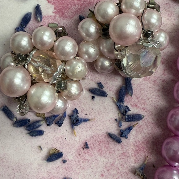 Set Vintage Pink Beaded Necklace & Japan pink cluster clip on earrings. - Picture 2 of 9